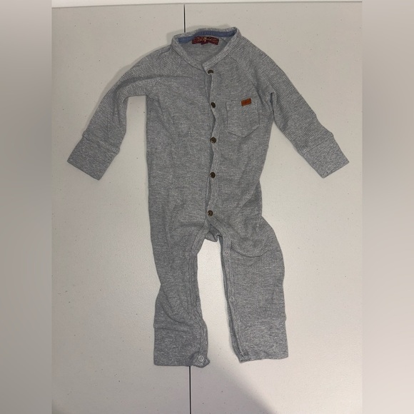 7 For All Mankind Baby Button Up One Piece Bodysuit 6-9 Month Grey Waffle Knit - Picture 1 of 6